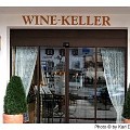 124 wine keller  Mag ja sein, dass in Gröden kein Wein wächst, aber aus England bräuchten sie ihn deshalb wohl auch nicht zu importieren.  Dieses Foto schoss Karl Demetz in St. Christina/Gröden. (http://kadem.blogspot.com/2007/10/wine-keller.html)