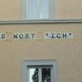 155 spreche  Da zeigt uns der Künstler oder die Künstlerin wohl gleich, wie ein Satz klingt, bei dem man das "Ich" vorne weggelassen hat. Denn wenn es ein Aufruf wäre, würde es ja "sprich" und nicht "spreche" heißen. Dieses Spruchband ist von der Bozner Talferpromenade aus zu sehen.