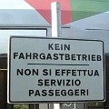 171 fahrgastbetrieb  Der Fahrgast mag verwundert fragen:  Was will denn dieses Schild mir sagen? Wir wissen's jedenfalls nicht. Entdeckt haben wir das Schild auf der Strecke der Vinschgerbahn.