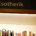 186 esotherik  Dieses Schild fotografierte Angelika Pedron in einer Brixner Buchhandlung, und zwar in der Abteilung für wahrlich "esoterische" Rechtschreibung.