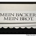206 backer  Eigentlich ist es ganz einfach:  Der Bäcker bäckt,  Gebäck und Brötchen,  der Packer packt,  Gepäck und Päckchen.  Und wenn es laut wird,  dann ist's der Bagger,  denn der baggert  und das nie leise.     Dieses Schild in der Bozner Palermostraße wurde von Karl Demetz fotografiert.  http://servus-kotlett.blogspot.com/2008/09/hier-hat-der-bcker-seine-zwei-punkte.html