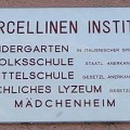 295 marcelline  Vielleicht bringt uns die Schulreform ja auch eine Sprachreform und das "sprachliche Lyzeum" heißt künftig wieder "Sprachenlyzeum", was sprachlich sicher besser wäre.  Dieses Foto schickte uns Anton Sitzmann.