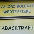 310 taback  In dieser Trafik am Bozner Busbahnhof gibt es offensichtlich auch "Wertpapiere" und Backwaren. Wie praktisch! Dieses Schild fotografierte Hannes Amberger.