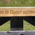 319 seiser alm  Für Touristen ist dieses Schild wohl eine Lektion in der Kategorie "Wie uns hierzulande der Schnabel gewachsen ist".  Dieses Foto schoss Franz Gruber auf der Seiser Alm.