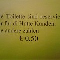 338 toilette  An solch stillen Orten kann sich jeder seinen Teil denken.  Dieses Schild fotografierte Ingrid Demetz in einer Hütte auf Col Rodella.