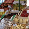 34 obstmarkt  Der Bozner Obstmarkt auf dem "besten" Weg in die Globalisierung: Da gibt es "Melle", "Albicocche Jumbo", "Apple rings" aus China, "Melone" und "Meloni", "Erdbeeren"… Dieses Foto schickte uns Barbara Plank.