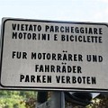 358 pfarrhofstr  Dieses Schild ist wohl auch irgendwie "falsch geparkt". Fotografiert von Kuno Bonatti in der Bozner Pfarrhofstraße.