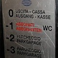 35 abonnenten  Die Szene könnte aus einem Alptraum stammen, spielt sich aber in der Bozner Tiefgarage Perathoner ab: Da hat man endlich den "stillen Ort" gefunden und darf nicht hinein! Wie viel so ein WC-Abonnement wohl kostet? Dieses Foto wurde uns von der Seite www.brennerbasisdemokratie.eu zur Verfügung gestellt.