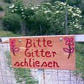 373 schliesen  In Anbetracht der schönen Blumen sei der Rechtschreibfehler verziehen, meinte Franz Angerer, der dieses Gitter in Laas fotografierte.