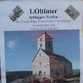 381 oldtimer  Da trafen sich wohl alle, die Zeit hatten, und nicht bloß jene, die einen Oldtimer fahren, oder? Fotografiert von Hannes Amberger in Kastelruth.