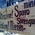 440 sprengung  Man kann sich vorstellen, welche Mienen dieses Schild bei Villnöss hervorruft: von Schmunzeln bis Entrüstung. Fotografiert von J. Kerschbaumer.