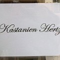 449 kastanienhertz  In dieser Brixner Bar gibt es offensichtlich Kastanienherzen, die einen nicht nur in gute Stimmung, sondern gar in messbare Schwingung versetzen.