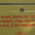 494 verringern  "Sie verringern sich", das könnte ein misslungener Werbespruch für ein Schlankheitsinstitut sein. Er passt jedenfalls besser in als auf die Mülltonne. Fotografiert in Lazise am Gardasee.
