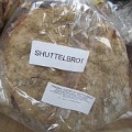 497 shuttelbrot  Schütteln heißt auf Englisch "shake" und nicht "shuttle". Aber als Übersetzung für Schüttelbrot taugt Brot-Shake genauso wenig wie Shuttel-Brot. Diese Südtiroler "Spezialität" entdeckte Heidi Datz in Padua.