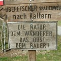 50 bauer  Ist doch eigentlich schade, dass das Obst in den Vogelkäfig muss, oder? Zur Erklärung: Das Obst gehört dem Bauern (= Landwirt). Aber der Vogel sitzt in dem Bauer (= Vogelkäfig). Dieses Schild fotografierte Hannes Amberger auf dem Spazierweg von Eppan nach Kaltern.
