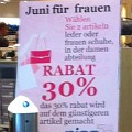 531 rabat  Die Marokkaner werden keine Freude haben, wenn man ihre Hauptstadt mit 30 % Rabatt verscherbelt, noch dazu ausschließlich an Frauen.  Abgeblitzt von Dieter Längerer in einem Geschäft in Affi.