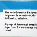 54 meranarena  Eine Vorbereitung auf das Gedenkjahr 2009 mit seinem Schwerpunktthema "Freiheit"? Jedenfalls sollten Tiroler Schränke nicht nur geräumt, sondern "freigegeben" werden! Dieses Foto schoss Viola Oberrauch im Hallenbad Meranarena.