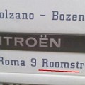 551 roomstrasse  Da hat wohl jemand in Geografie und Rechtschreibung geschlafen, fotografiert von Christian Mariani auf einem Handwerkerauto.