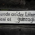 576 hunde  Hunde an die Leine, das ist ein Auftrag, dessen Erfüllung man mit "Hunde an der Leine" beschreiben könnte. Bei diesem Schild handelt es sich also wohl um eine Art Idealzustandsbeschreibung.  Fotografiert von Alwin Demetz in St. Christina.