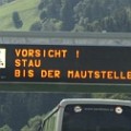 584 brennerautobahn  Die Brennerautobahn bemüht sich sichtlich um unseren Dialekt. Fotografiert von Emanuel Malfertheiner.