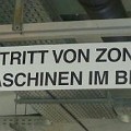 586 zutritt  Im Krankenhaus Bozen hätten auch die Schilder wieder mal eine gründliche Untersuchung nötig.