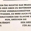 587 messner  Eigenartiges "Toilettendeutsch" entdeckte Evi Weissteiner im Messner Mountain Museum in Monte Rite. Was diesen Text betrifft, so schlagen wir vor: Ja, bitte drücken Sie den großen Knopf "für alles anders".