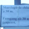 622 fussgang  Eigentlich wär's ja logisch, dass die Fußgänger auf dem Fußgang gehen. Doch irgendwer hat uns das Wort Gehsteig eingebrockt. Nur die Bozner Crispistraße folgt dieser Un-Logik nicht ganz. Fotografiert von Klaus Civegna.