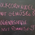 658 volkcornnudel  Am Bozner Waltherplatz wird das "Volk" kulinarisch aufs "Corn" genommen. Foto: Martin Knapp.