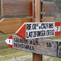 699 creuz  Das Wandern ist des Müllers Lust, das Rechtschreiben offensichtlich nicht. Das Latzfonser Kreuz und die Getrum Alm sehnen sich nach neuen Schildern. Fotografiert von Erich Platzgummer im Sarntal.