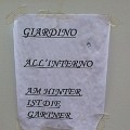 733 amhinter  Da, wo der Gärtner sich mal wieder versteckt hat, will nicht jeder gern essen. Diesen nicht unbedingt einladenden Restaurantgarten entdeckte Elvis Costa in der Bozner Dr.-Streiter-Gasse.