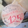 743 zigenkaese  Ziegenkäse oder gar Zickenkäse? Fotografiert in Meran.