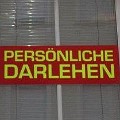 77 persoenlich  Diese "persönlichen Darlehen" entdeckte Wolfgang Rigott in der Rosministraße in Bozen und fragte sich wohl zu Recht, ob es auch unpersönliche Darlehen gibt. Das verdunkelte Fenster lässt jedenfalls auf höchst vertrauliche Geschäfte schließen.
