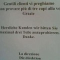 78 herzliche kunden  Die offensichtlich "kleine" Direktion des Kaufhauses Conbipel in Bozen versucht es bei den Kunden eben mehr mit Herz(lichkeit) als mit Verstand. Dieses Foto schoss Alexandra Weger am 7. Mai 2008.