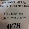 803 sprengel  Bei diesem Sprengeldienst in Meran sind manche Buchstaben wohl ausgegangen, und zwar in beiden Sprachen.