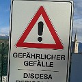 830 kaltern  Dieses "gefährliche Gefälle" in Sachen Grammatik fotografierte Daniel Pramstrahler in Kaltern.