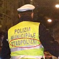 867 stadpolizei  In Bozen ist alles "stad", befindet die Polizei. Hoffentlich ist diese Weste mittlerweile im Altkleidercontainer gelandet. Fotografiert von Günther Pichler am Bozner Verdiplatz.