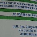 86 goetthe  Hier hat wohl jemand den Goethe-Spruch - "Wenn man alle Gesetze studieren wollte, hätte man keine Zeit mehr, sie zu übertreten" - gleich umgesetzt und sich mit den "Gesetzen" der richtigen Schreibung des Namens Goethe erst gar nicht mehr beschäftigt.  Dieses Foto schickte uns Angelika Pedron.