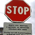 908 piavestrassemeran  Dieses Stop-Schild in der Meraner Piavestraße ist leider kein Requisit aus der Sendung "Verstehen Sie Spaß?".
