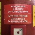 988 tankstelle  Auf diese Übersetzung kann man sich im Notfall leider nicht verlassen. Fotografiert von Tom Dipoli bei einer Tankstelle in Branzoll.